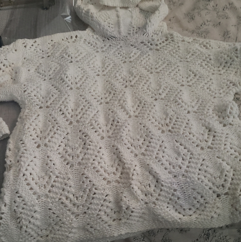 Beautiful 525 sweater w hood. Hp🔥🔥🔥 - Picture 2 of 10